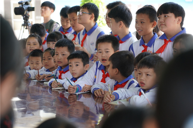 小学生张着嘴巴33333.jpg 小学生张着嘴巴33333.jpg