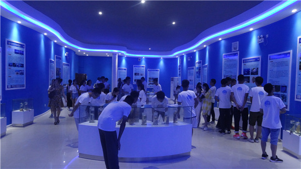 学生参观中国海洋有毒动物展厅.jpg 学生参观中国海洋有毒动物展厅.jpg