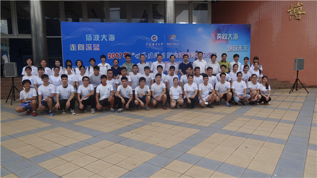 领导嘉宾学生合影.jpg 领导嘉宾学生合影.jpg