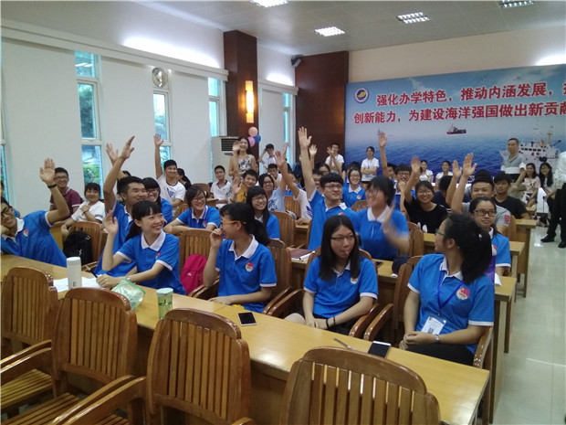 学生现场知识问答互动.jpg