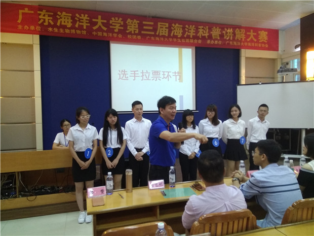劳赞馆长点评.jpg