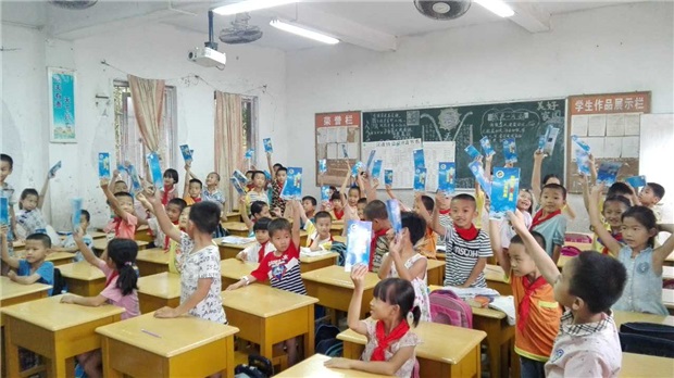 拿到宣传册的小学生.jpg 拿到宣传册的小学生.jpg