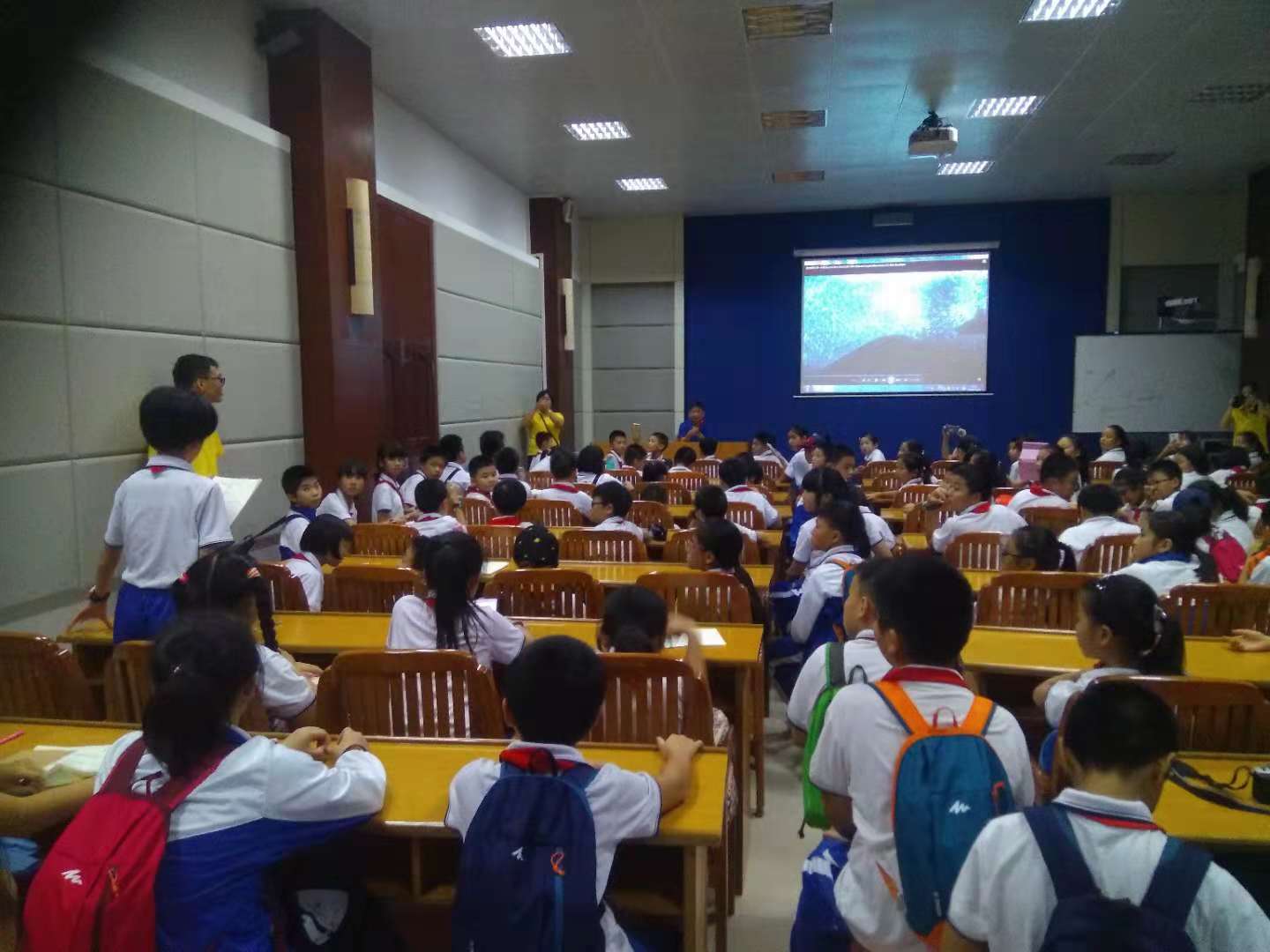 初老师给的 馆长在馆�? 微信图片_20181120104345.jpg 初老师给的 馆长在馆�? 微信图片_20181120104345.jpg
